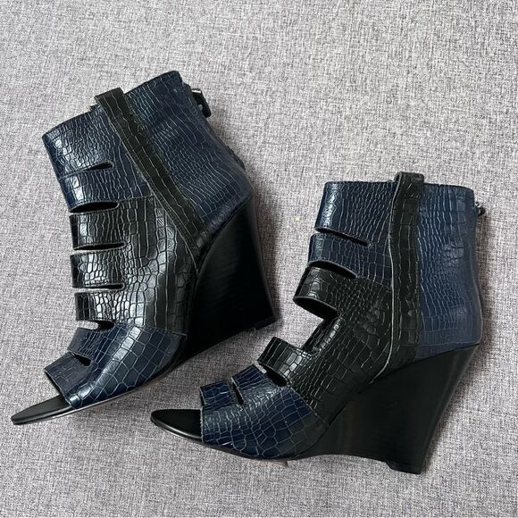Rebecca Minkoff Sonny Embossed Peep Toe Wedge Booties Size 9 Navy Blue Black - Picture 6 of 10